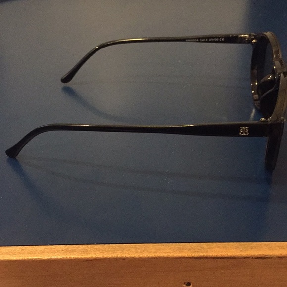 Robin Ruth ‘Omare’ Black Sunglasses - Picture 2 of 3